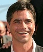 John Stamos gra w ping-ponga z ekipą