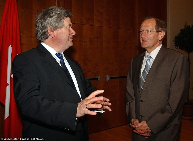 Były premier Islandii David Oddsson z lewej