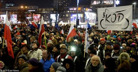 KOD vs. PiS: tłumy na marszach w 35. rocznicę wprowadzenia stanu wojennego (ZDJĘCIA)