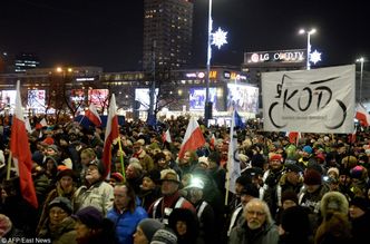 KOD vs. PiS: tłumy na marszach w 35. rocznicę wprowadzenia stanu wojennego (ZDJĘCIA)