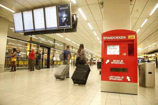 Automat vendingowy w terminalu lotniska w Amsterdamie (Fot. ShortList.com)