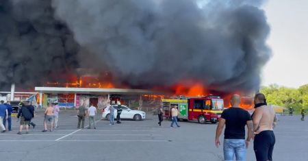Koszmar w Krzemieńczuku. Rosjanie ostrzelali centrum handlowe. "Liczba ofiar nie do wyobrażenia"