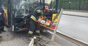 Warszawa. Bariera energochłonna przebiła autobus. Wbiła się na osiem metrów