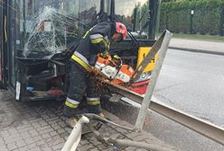 Warszawa. Bariera energochłonna przebiła autobus. Wbiła się na osiem metrów