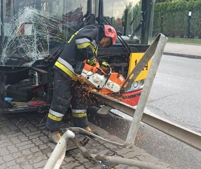 Warszawa. Bariera energochłonna przebiła autobus. Wbiła się na osiem metrów