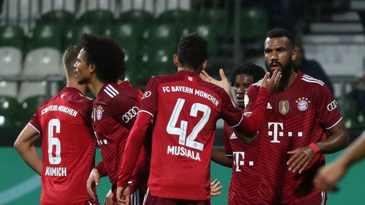 piłkarze Bayernu Monachium cieszą się z gola