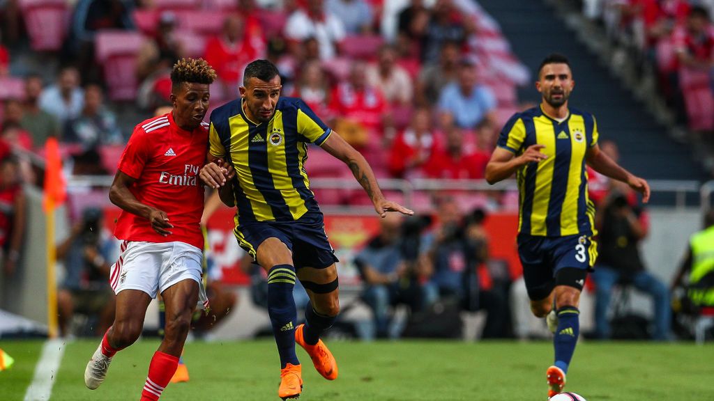 Zdjęcie okładkowe artykułu: Getty Images / Carlos Rodrigues / Na zdjęciu: Gedson Fernandes (z lewej) i  Mehmet Topal walczący o piłkę