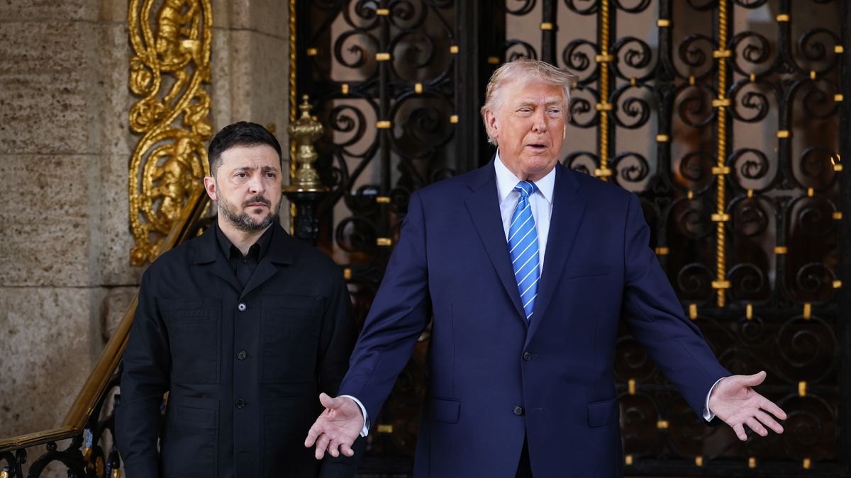 PALM BEACH, FLORIDA - DECEMBER 28: U.S. President Donald Trump welcomes Ukrainian President Volodymyr Zelensky to his Mar-a-Lago club on December 28, 2025 in Palm Beach, Florida. Trump invited Zelensky to his private club to work on a U.S.-proposed peace plan to end the war in Ukraine as the conflict approaches four years since the sudden full-scale invasion by Russia on February 24, 2022. (Photo by Joe Raedle/Getty Images)