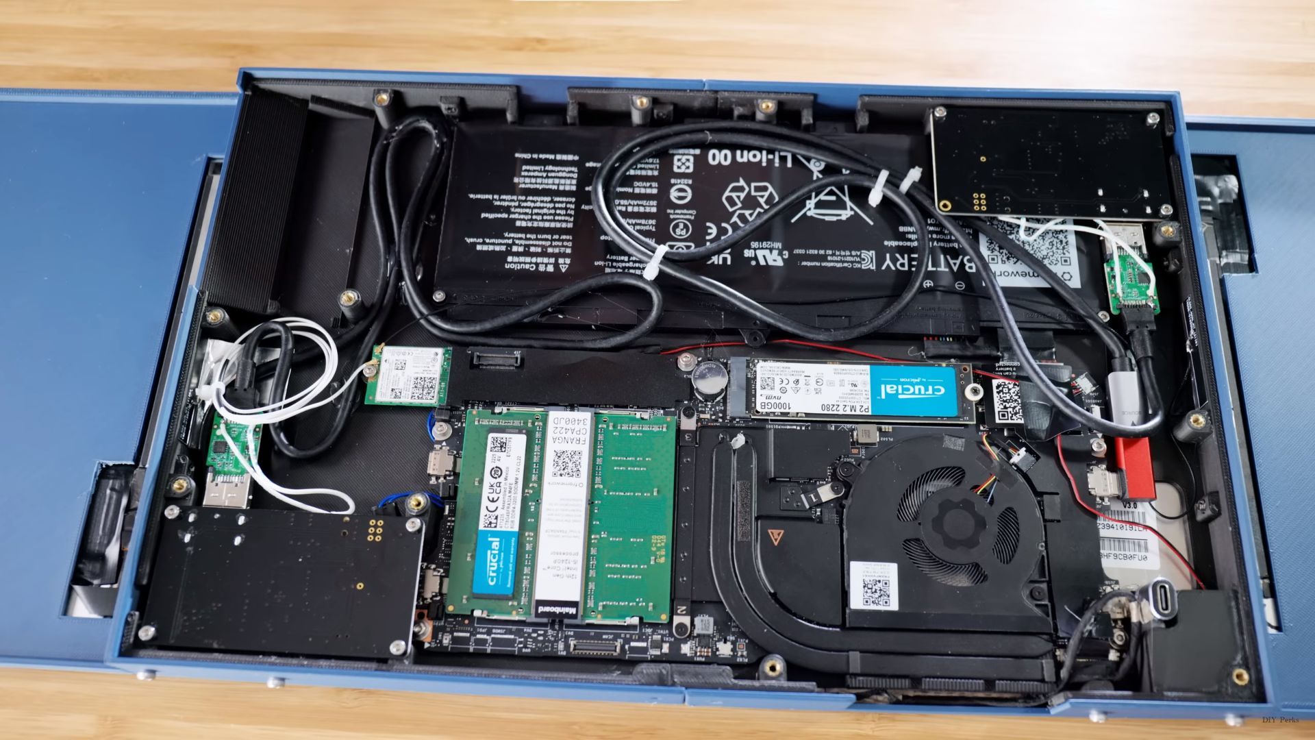 Laptop z trzema ekranami