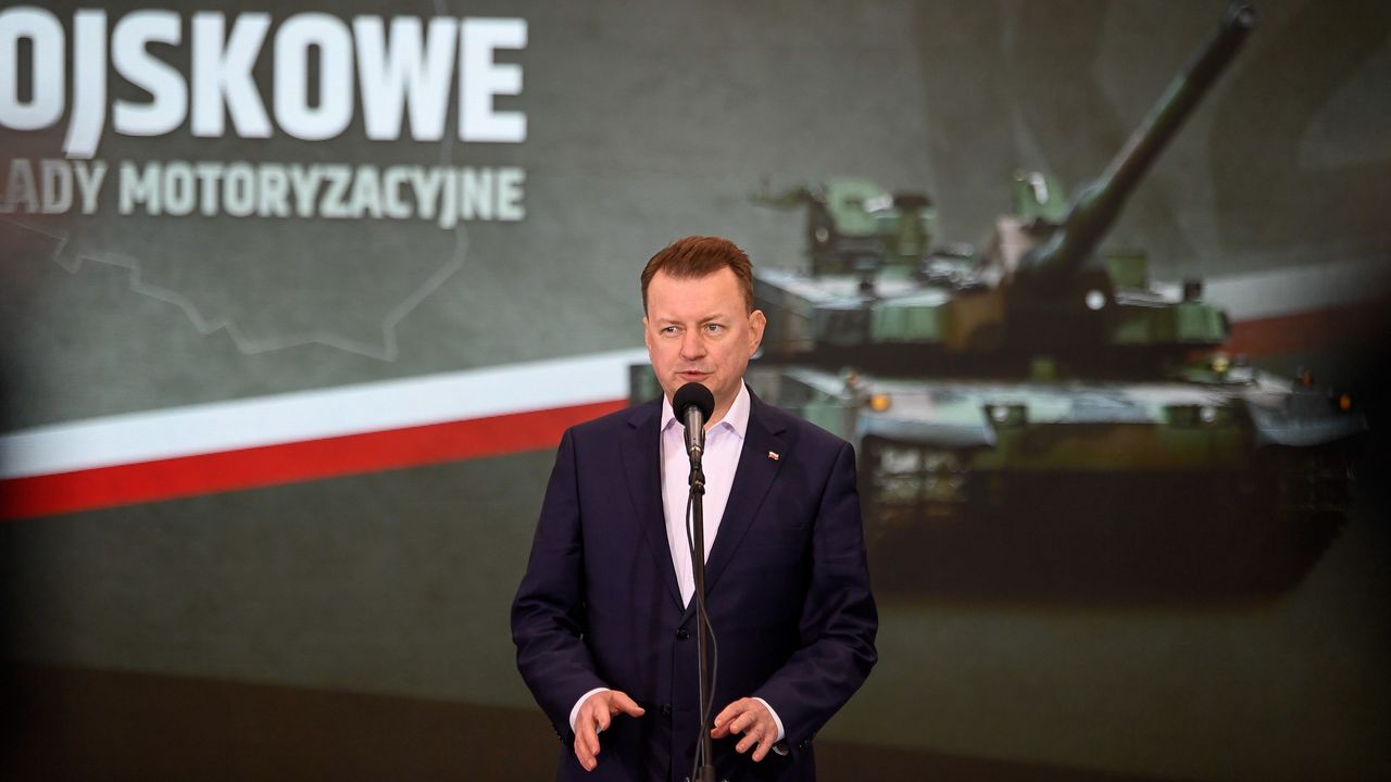 Minister Mariusz Błaszczak podczas spotkania w Wojskowych Zakładach Motoryzacyjnych Poznań.