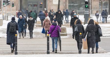 Sondaż. Pandemia COVID-19 już nie taka straszna. Polacy boją się czego innego