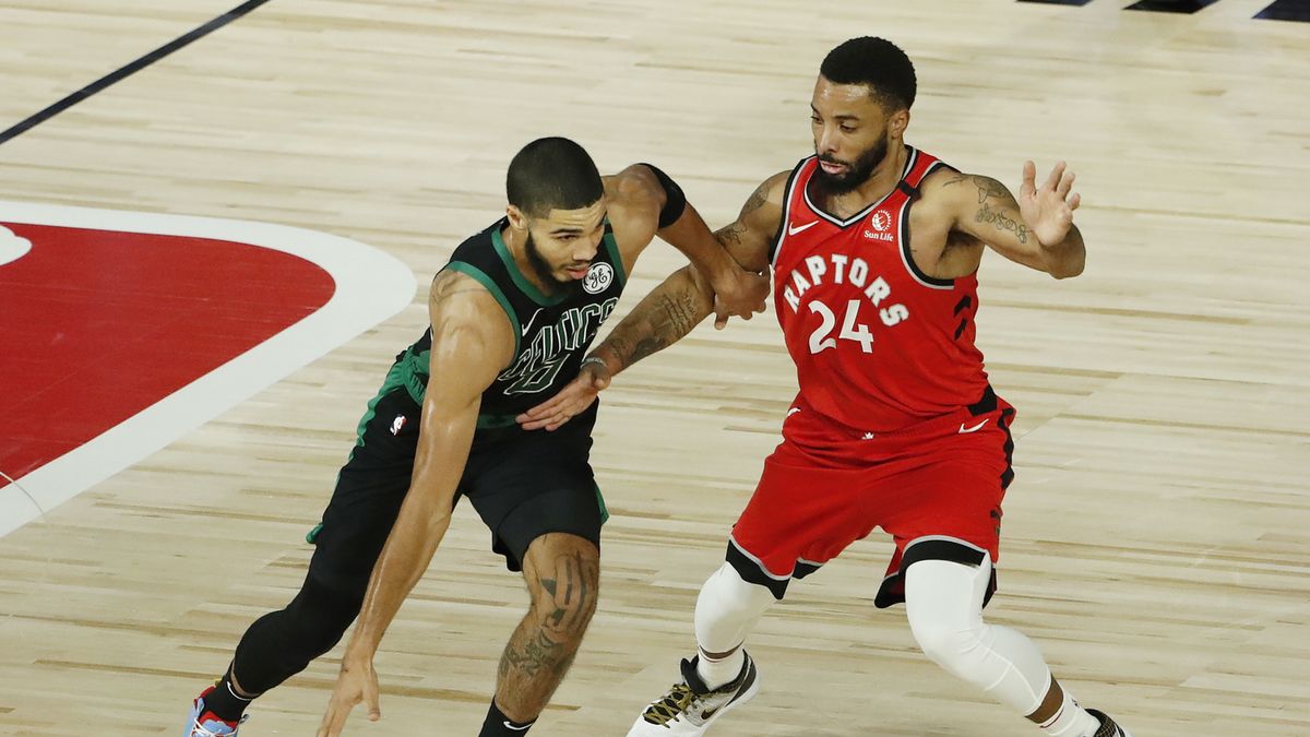 PAP/EPA / ERIK S. LESSER / Na zdjęciu: Jayson Tatum i Norman Powell