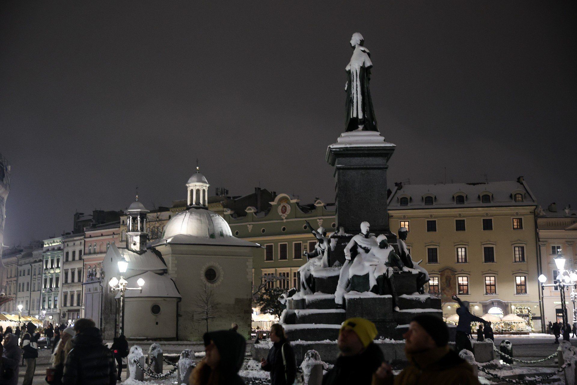 Kraków przykryty śniegiem potrafi zachwycić. Niedzielny wieczór na Starym Mieście