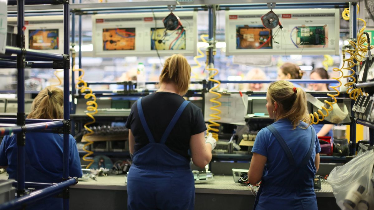 Hala produkcyjna
Wronki, 10.10.2019. Wizyta premiera Mateusza Morawieckiego w zak�adzie firmy Amica S.A. we Wronkach, 10 bm. (soa) PAP/Lech Muszy�ski
Lech Muszy�ski
amica, amica sa, firma, hala, kampania wyborcza, parlamentarna, premiera, produkcja, produkcyjna, wizyta, wybory parlamentarne, zak�ad