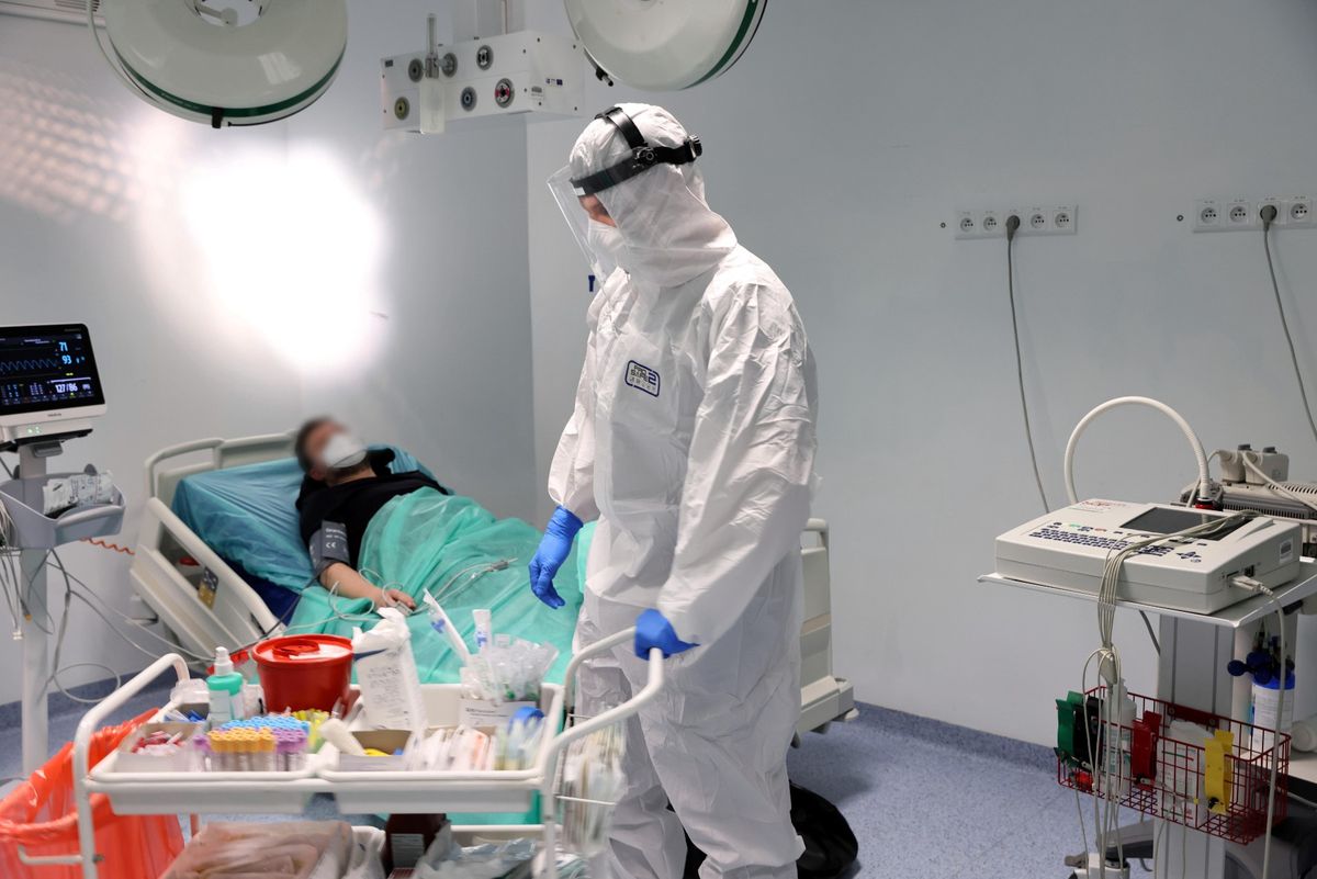 Koronawirus w Polsce. Mniej zakażonych, mniej chorych w szpitalach 