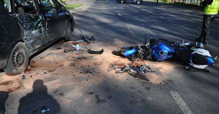 Motocykl zderzył się z osobówką. Kierowcę zabrał śmigłowiec