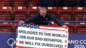 "Przepraszam cały świat". Taki napis na fladze USA