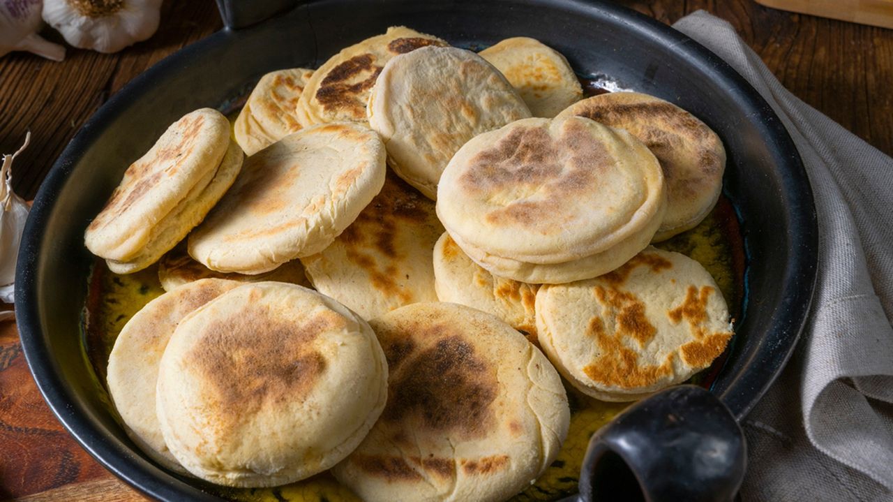 Zamiast kupować pieczywo na kanapki, robię podkarpackie placki. Tylko 4 składniki
