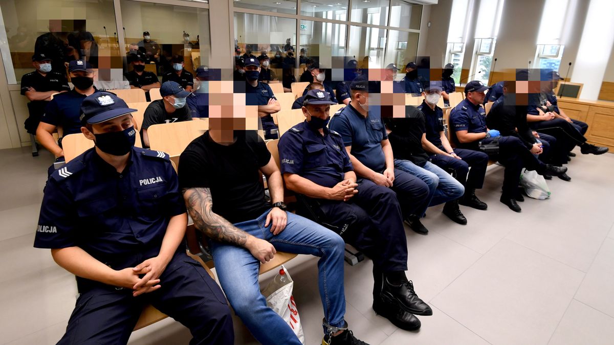 Zdjęcie okładkowe artykułu: PAP / Art Service / Na zdjęciu: dwudziestu oskarżonych pseudokibiców Cracovii w otoczeniu policji