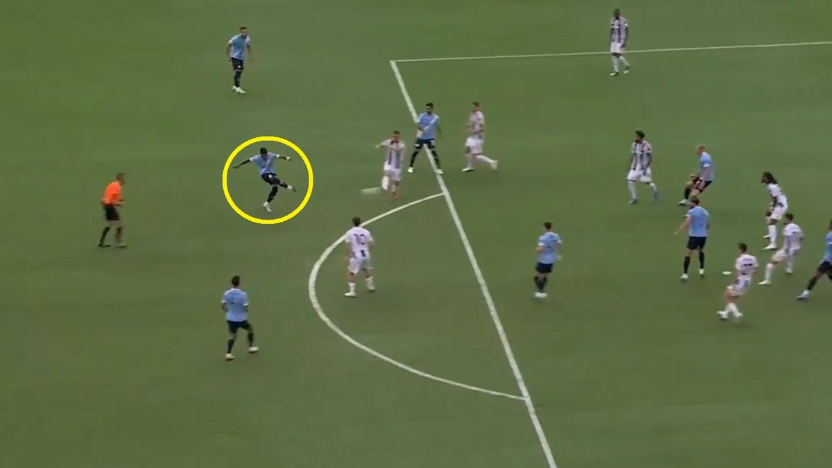 Twitter / DAZNFootball / Na zdjęciu: strzał Savio