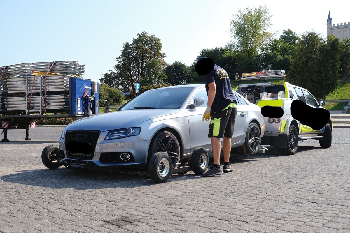 Akcja odholowywania samochodów z Placu Zamkowego