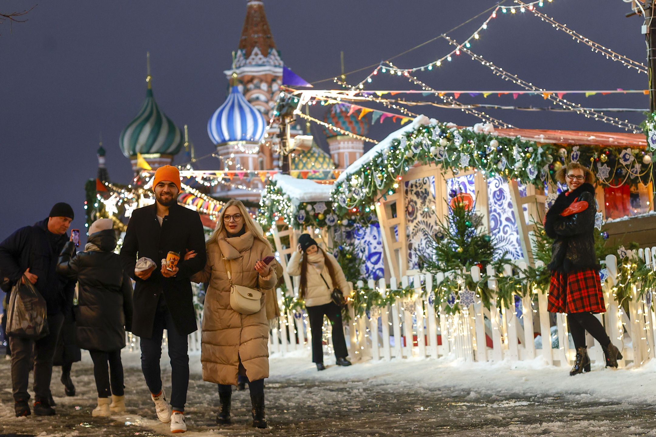 Moscow decorated for New YearMOSCOW, RUSSIA - DECEMBER 22: Light decorations installed for the coming new year in Moscow, Russia, on December 22, 2022. (Photo by Sefa Karacan/Anadolu Agency via Getty Images)Anadolu Agencycity scape, moscow, outdoor, x-mas