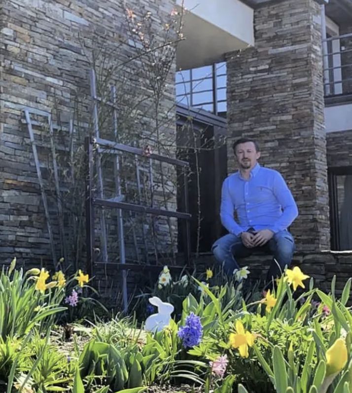 Adam Małysz w ogrodzie