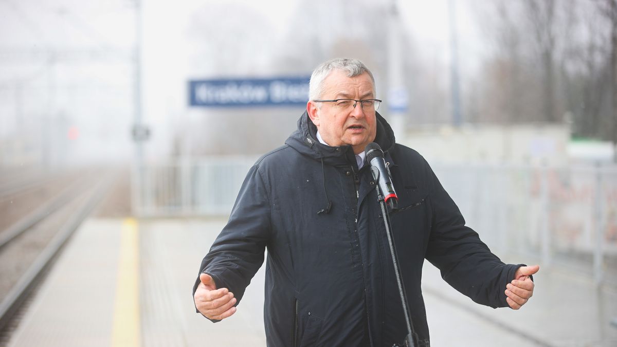 Kraków, 11.03.2023. Minister infrastruktury Andrzej Adamczyk podczas konferencji prasowej na stacji kolejowej Kraków Bieżanów, 11 bm. Spotkanie dotyczyło inwestycji kolejowych w Krakowie. (mr) PAP/Łukasz Gągulski
