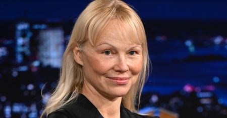Pamela Anderson W PEŁNYM MAKIJAŻU wypina się na okładce magazynu. Internauta: "Myślałem, że to Melania Trump"