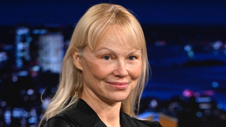 Pamela Anderson W PEŁNYM MAKIJAŻU wypina się na okładce magazynu. Internauta: "Myślałem, że to Melania Trump"