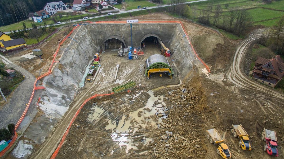 Wjazd do tunelu w miejscowosci Naprawa, stan na kwiecień 2017.