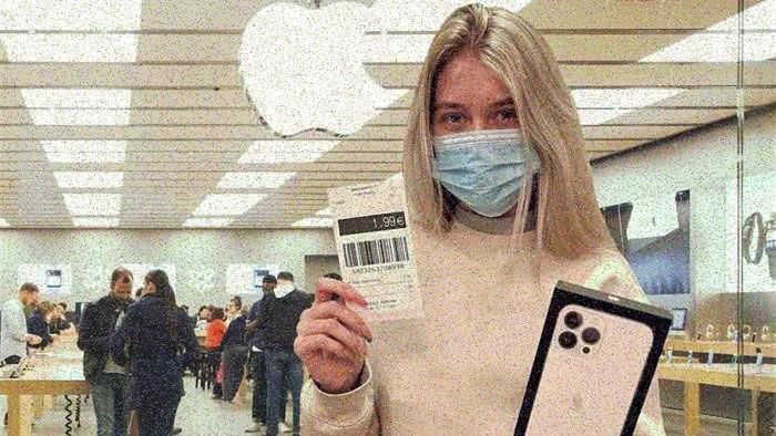 Kobieta trzymająca iPhone'a