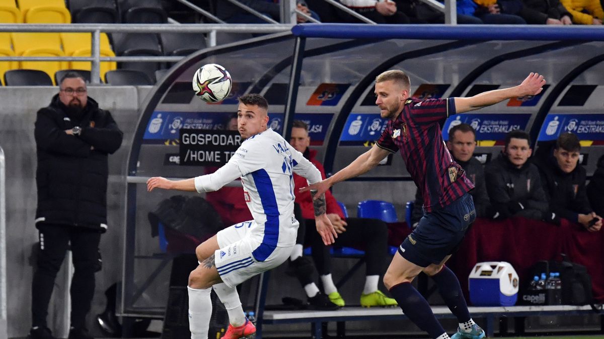 PAP / Marcin Bielecki / Zawodnik Pogoni Szczecin Kamil Drygas (P) i Kristian Vallo (L) z Wisły Płock 