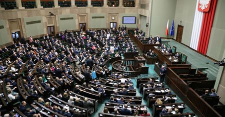 Ciche podwyżki dla posłów. Sejm rozdaje pieniądze