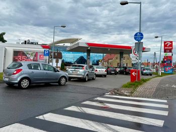 Zdążyć przed północą. Stoją w kolejce do stacji paliw, by zatankować taniej