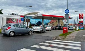Zdążyć przed północą. Stoją w kolejce do stacji paliw, by zatankować taniej
