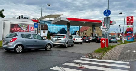 Zdążyć przed północą. Stali w kolejce do stacji paliw, by zatankować taniej