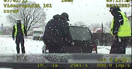 Poczciwy golf zmieścił 6 chłopa. Jeden jechał w bagażniku, bo chciał kupić motocykl