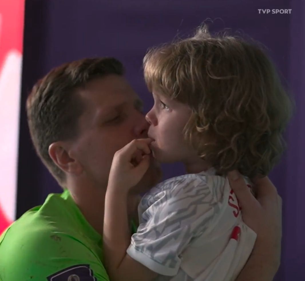 Wojciech Szczęsny pociesza Liamka po porażce z Francją, materiał TVP z 4.12.2022