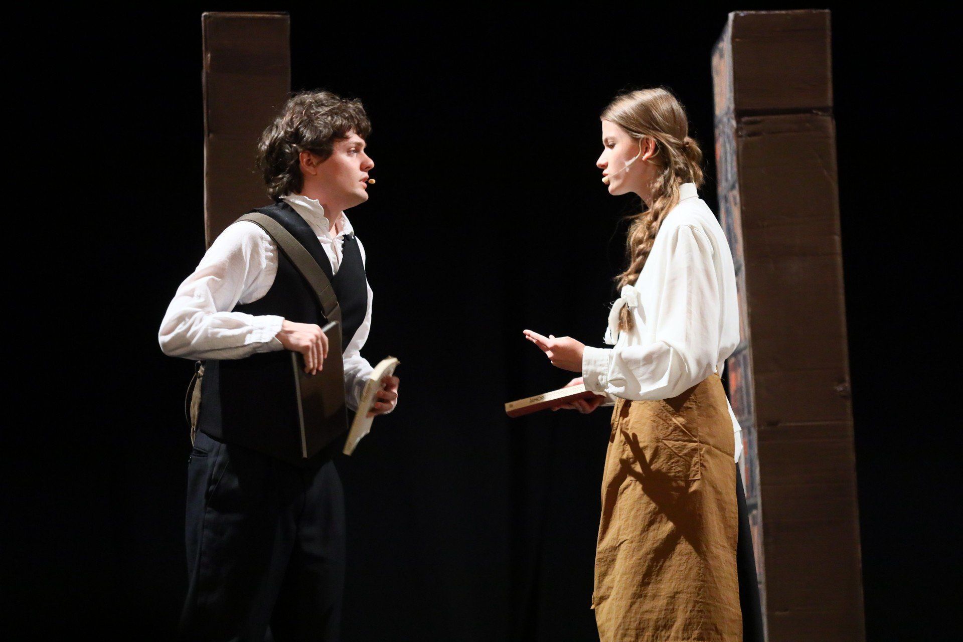 Wyjątkowy spektakl &#34;Tam, gdzie miłość spotkała historię&#34; na scenie MOK w Piotrkowie. Na scenie występują uczniowie i nauczyciele I LO.