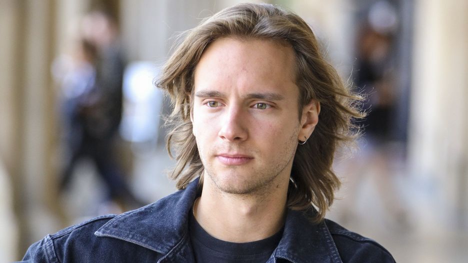 Filip Radwanskikurtka granatowa, kurtka jeansowa, kurtka jeansowa granatowa, Mastercard OFF Camera, Mastercard OFF Camera - spotkanie z gwiazdami, Mastercard Off Camera 2020, zegarek, Festiwal Mastercard OFF Camera