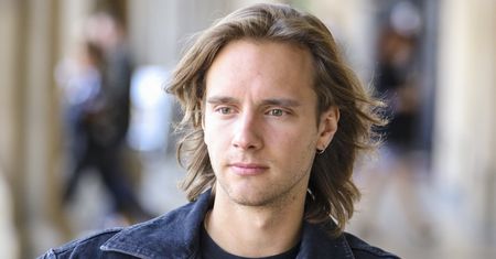 Maciej Musiał bez koszulki na łóżku. Fanki zachwycone