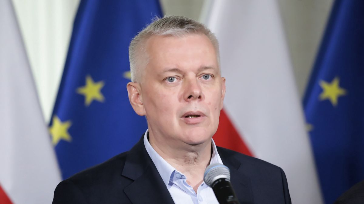 Warszawa, 06.07.2025. Minister spraw wewnętrznych i administracji, koordynator służb specjalnych Tomasz Siemoniak podczas briefingu prasowego w siedzibie resortu w Warszawie, 6 bm. Temat spotkania: przygotowania do uruchomienia tymczasowych kontroli na granicach z Niemcami i Litwą. (amb) PAP/Tomasz Gzell