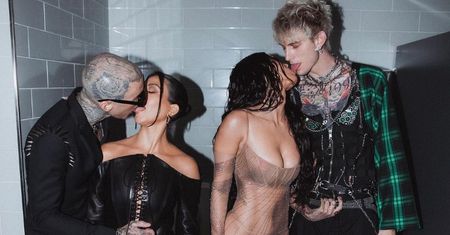 Megan Fox i Kourtney Kardashian całują się W TOALECIE z "przyszłymi tatusiami ich dzieci" (ZDJĘCIA)