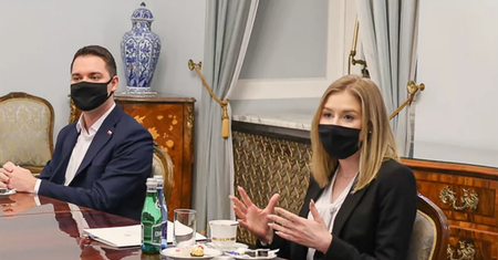 Kawa, woda i ciastko. Tak Kinga Duda pracuje u taty