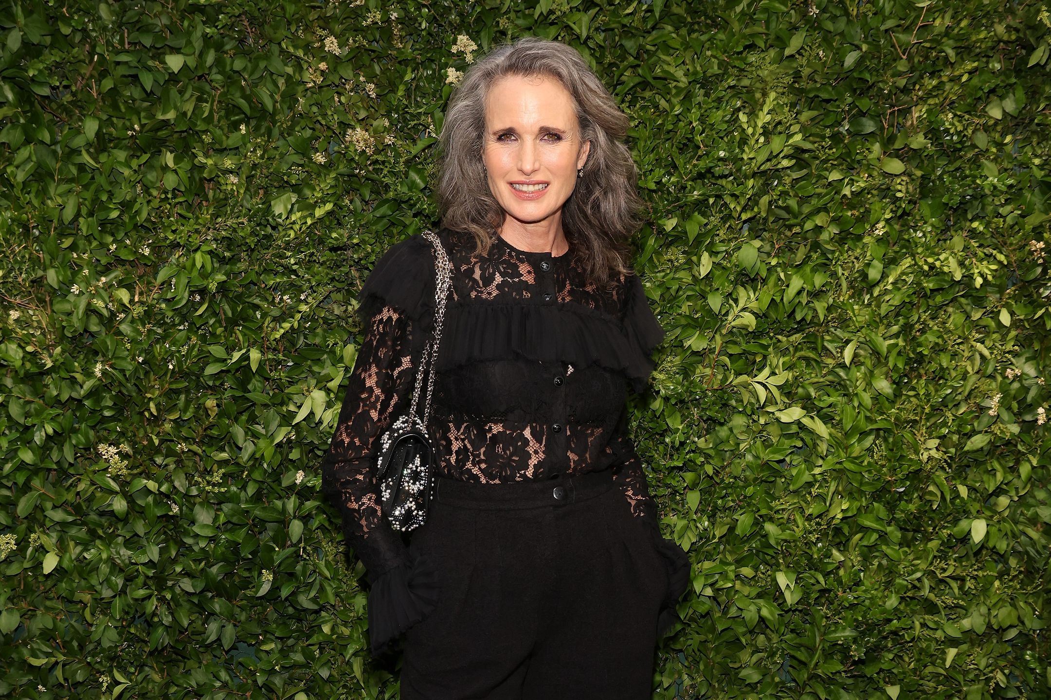 Andie MacDowell z dumą prezentuje na czerwonym dywanie włosy przyprószone siwizną