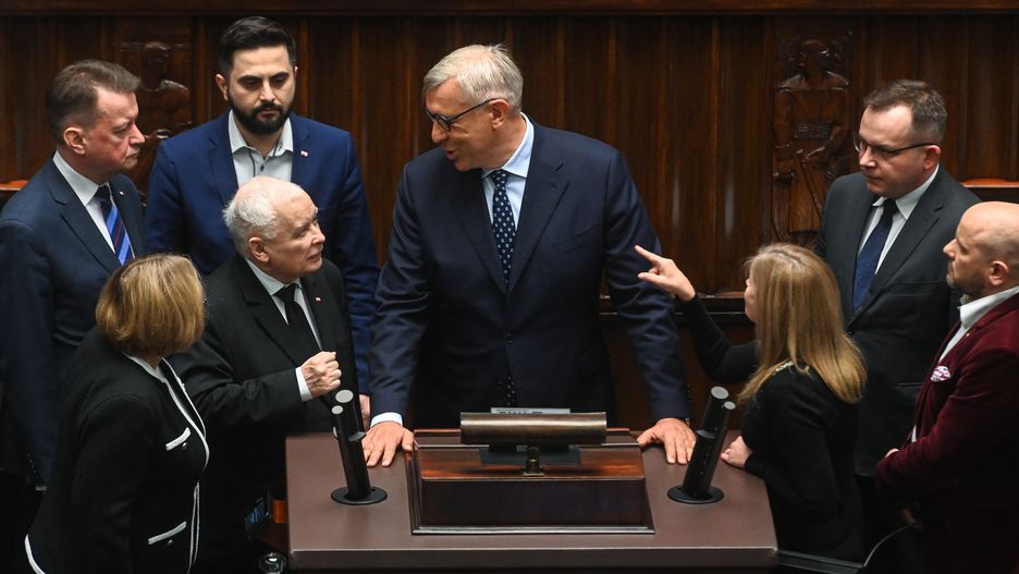 Warszawa, 02.04.2025. Prezes PiS Jarosław Kaczyński (4L), poseł KO Roman Giertych (C) oraz posłowie PiS: Mariusz Błaszczak (L), Barbara Bartuś (2L) i Norbert Kaczmarczyk (3L) na sali obrad Sejmu w Warszawie, 2 bm. Trzydniowe posiedzenie niższej izby parlamentu, rozpocznie się od przedstawienia przez ministra rolnictwa informacji ws. działań prewencyjnych związanych z przeciwdziałaniem wystąpieniu w Polsce wirusa pryszczycy. (aldg) PAP/Piotr Nowak