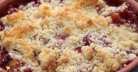 Crumble z owocami późnego lata. Najlepsze przepisy na owoce pod kruszonką