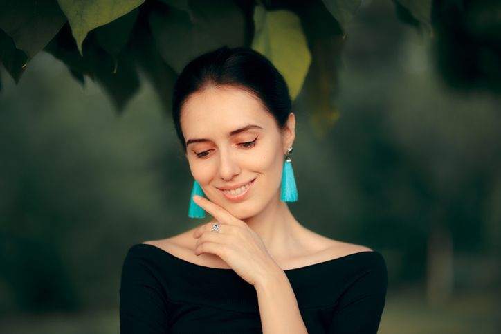 Modne kolczyki frędzle. Jak dopasować długie kolczyki boho?