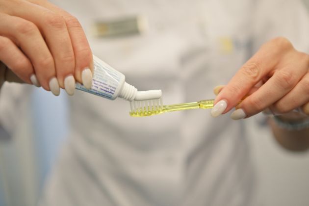 Jak wybrać odpowiednią pastę do zębów